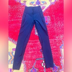 LULULEMON navy with mesh cut out leggings sz 2